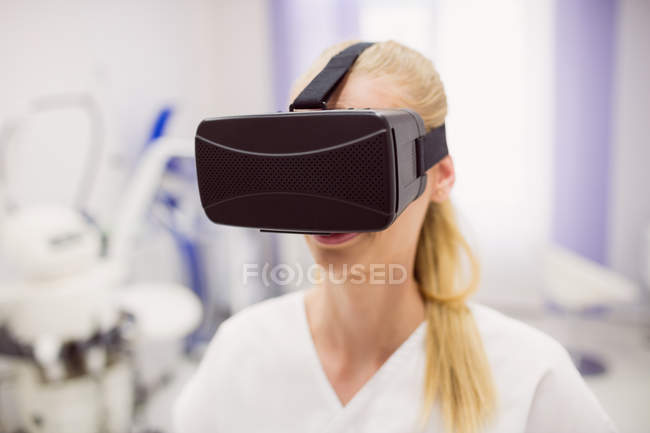 Female doctor wearing virtual reality headset in clinic — Stock Photo