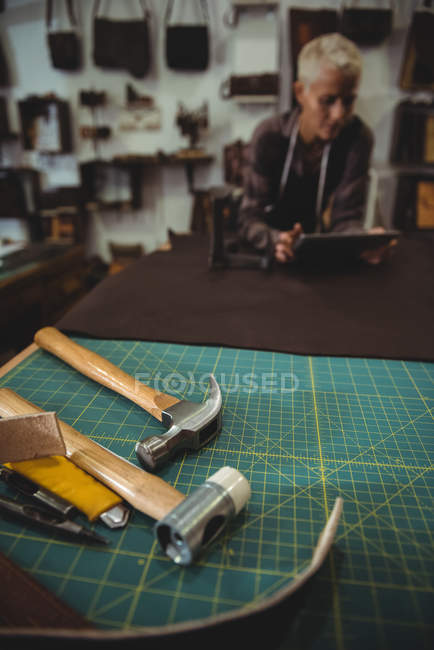 Varias herramientas de trabajo sobre mesa en taller - foto de stock