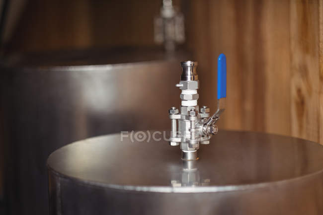 Клапан на пивных сумах для приготовления пива на пивоваренном заводе — стоковое фото