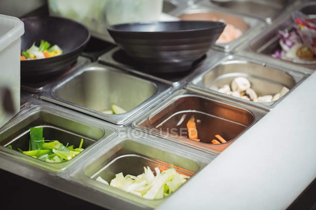 Лотки різних подрібнених овочів на кухні ресторану — стокове фото
