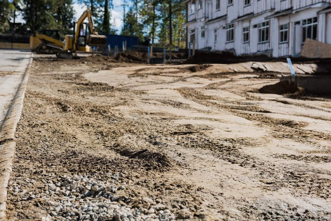 Planierraupe ebnet Boden auf Baustelle — Stockfoto