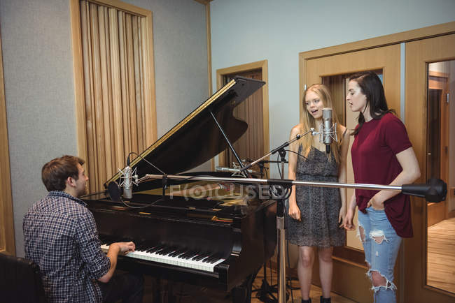 Músicos gravando uma música no estúdio de música — Fotografia de Stock