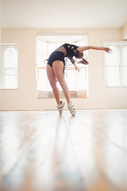 Giovane donna che pratica la danza hip hop in studio — Foto stock