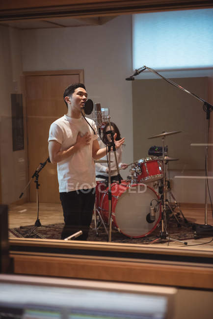 Ásia homem canto no gravação estúdio — Fotografia de Stock