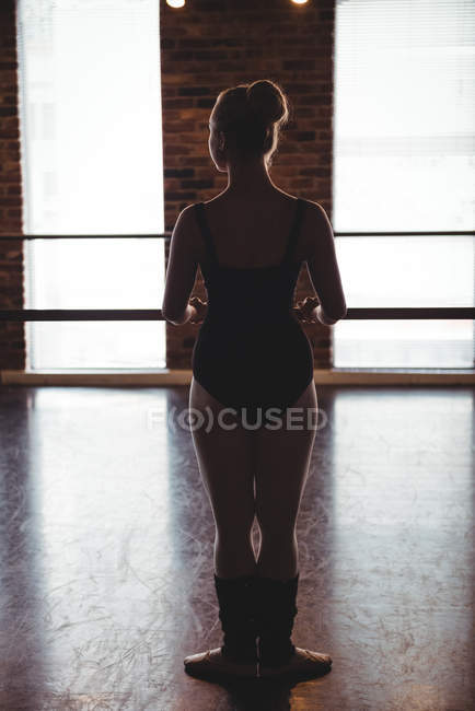 Veduta posteriore della ballerina in piedi in studio di danza classica — Foto stock