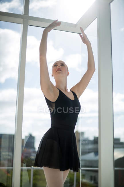 Балерина репетирует балет в студии — стоковое фото