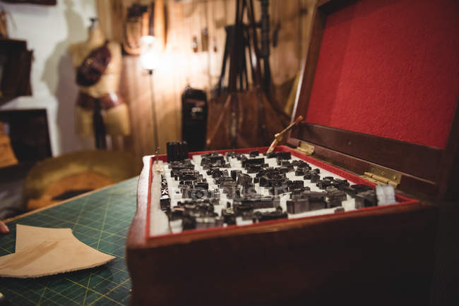 Caja de herramientas en la mesa en taller - foto de stock