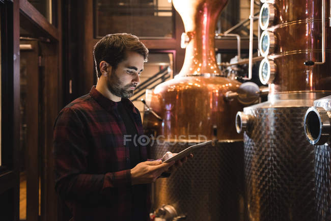 Mann benutzt digitales Tablet in Bierfabrik — Stockfoto