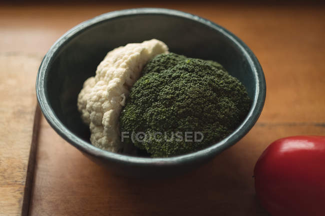 Primo piano di broccoli bianchi e verdi in ciotola — Foto stock