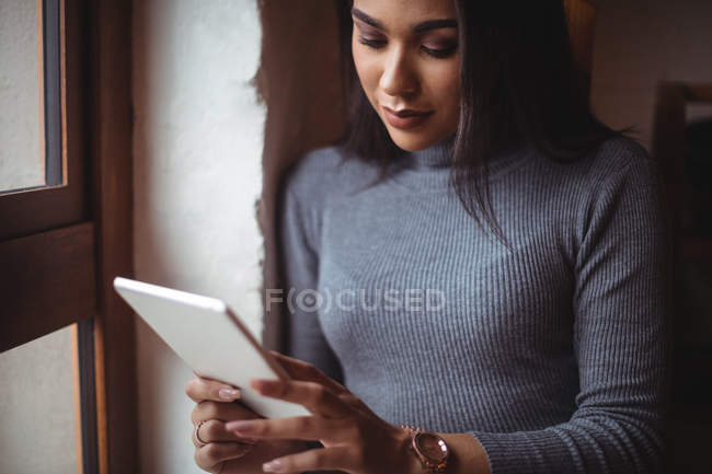 Красива жінка використовує цифровий планшет в кафе — стокове фото