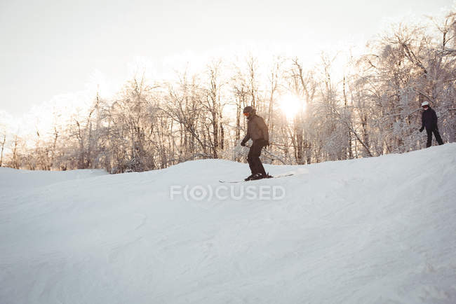 Два лыжника катаются в снежных Альпах зимой — стоковое фото