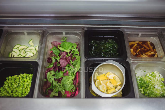 Подносы из различных нарезанных овощей на кухне ресторана — стоковое фото