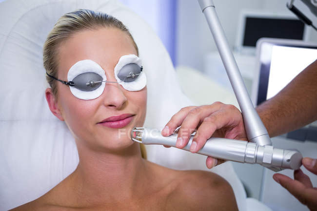 Paciente femenina recibiendo procedimiento de elevación en salón de belleza - foto de stock