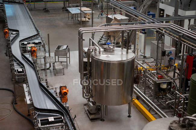 Vista de ángulo alto de la maquinaria y las líneas de producción en la fábrica de jugo - foto de stock