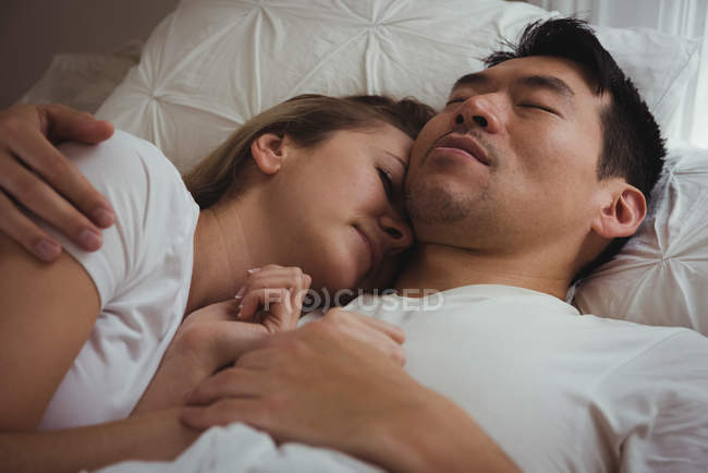 Пара спят вместе в спальне дома — стоковое фото