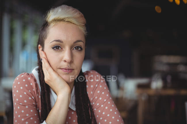 Ritratto di donna con mano sul mento nel caffè — Foto stock