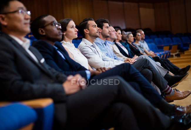 Executivos de empresas que participam de uma reunião de negócios no centro de conferências — Fotografia de Stock