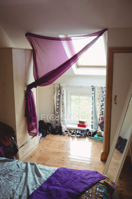 Leere modern gestylte Schlafzimmereinrichtung am Morgen — Stockfoto