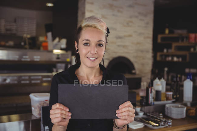 Портрет жінки, що тримає лоток на кухні в кафе — стокове фото