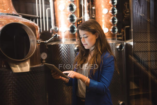 Frau nutzt digitales Tablet in Bierfabrik — Stockfoto
