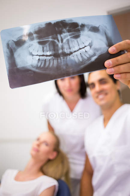 Zahnärzte diskutieren über Röntgenbericht in Klinik — Stockfoto