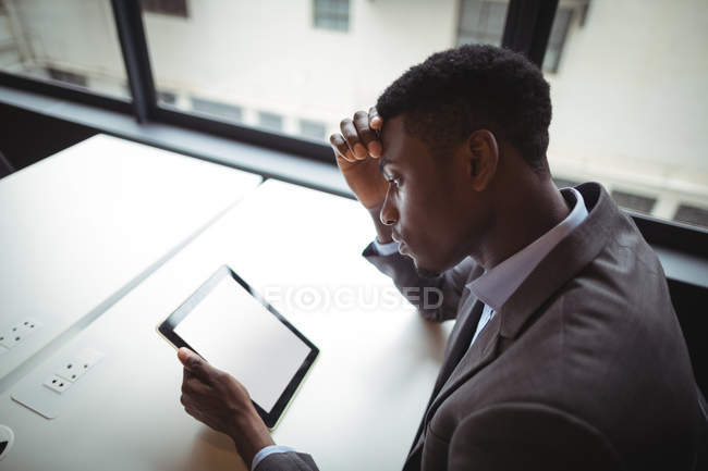 Homme d'affaires utilisant la tablette numérique dans le bureau — Photo de stock