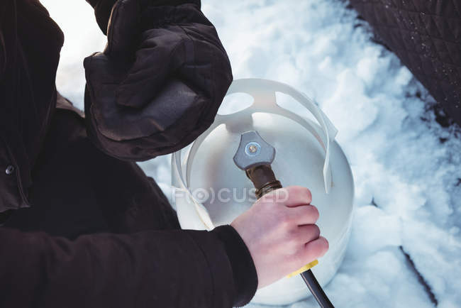 Close-up de pescador de gelo usando ferramenta de pesca — Fotografia de Stock