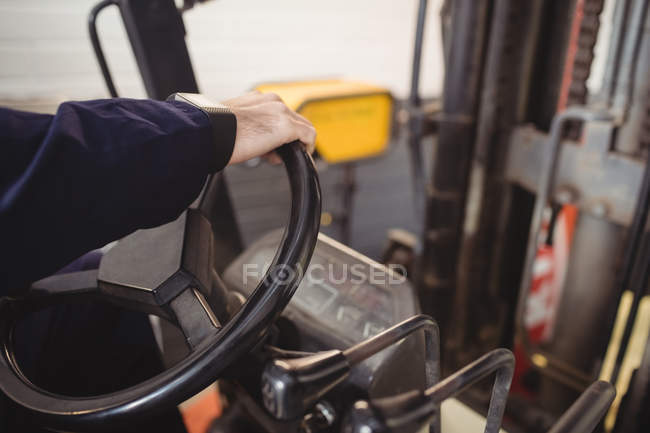 Руки механічного водіння навантажувача в ремонті гаража — стокове фото