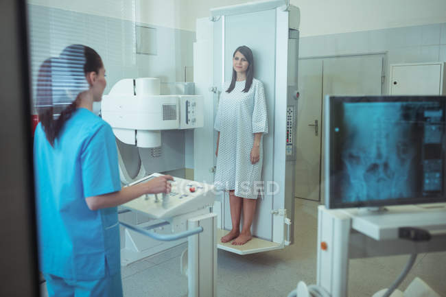 Paziente di sesso femminile sottoposta a esame radiografico in ospedale — Foto stock