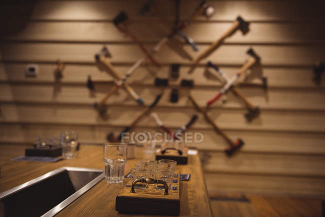 Bandeja de cerveja de madeira com óculos no balcão de bar — Fotografia de Stock