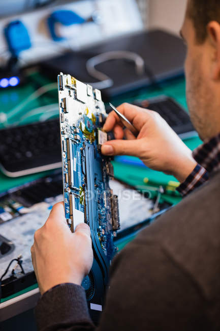 Homme réparer ordinateur portable dans l'atelier — Photo de stock