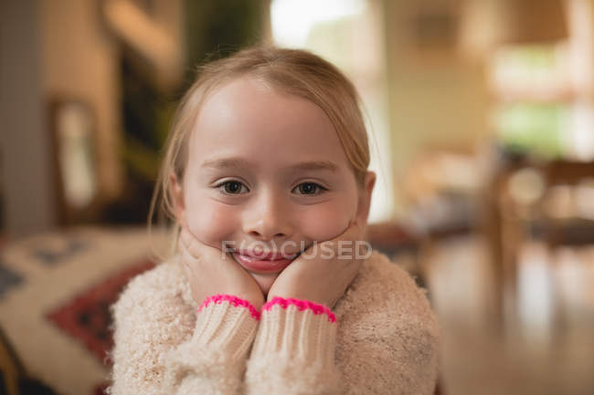 Портрет усміхненої дівчини у вітальні вдома — стокове фото