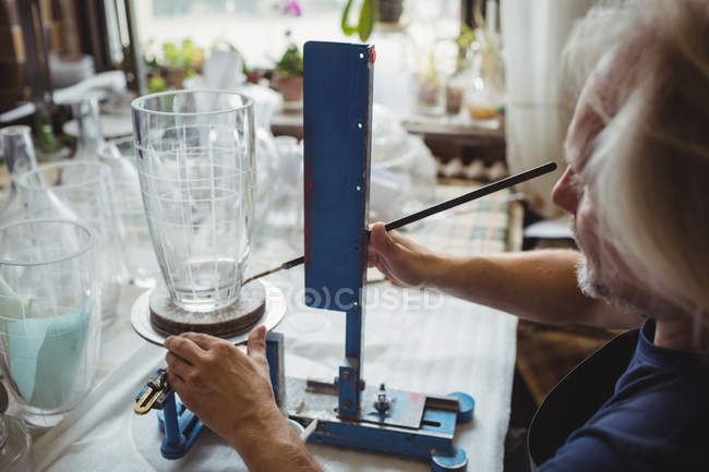 Souffleur de verre travaillant sur une verrerie à l'usine de soufflage de verre — Photo de stock