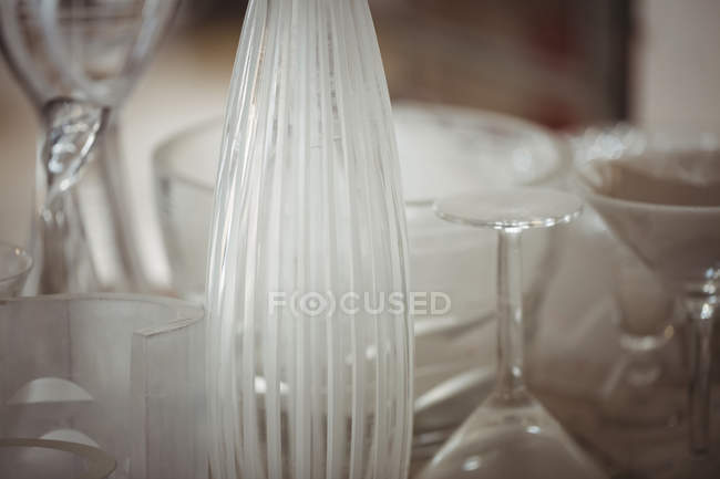 Nahaufnahme von Glaswaren in der Glasbläserei — Stockfoto