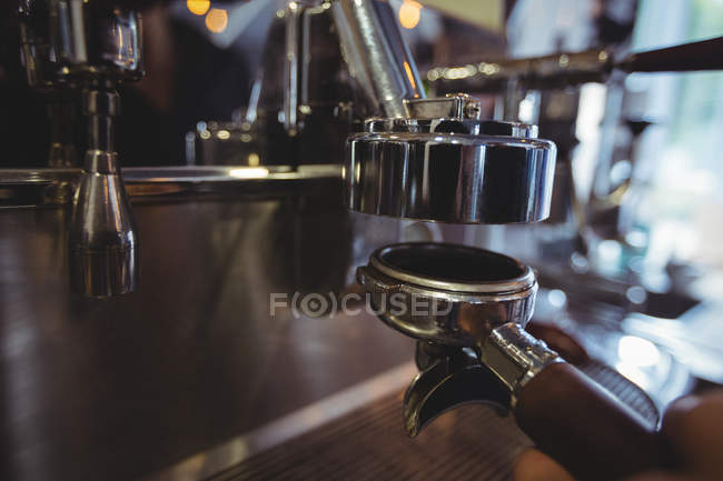 Kellnerin hält Portemonnaie mit gemahlenem Kaffee im Café — Stockfoto