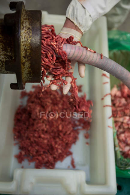 Close-up de carne picada fresca na máquina de picar — Fotografia de Stock