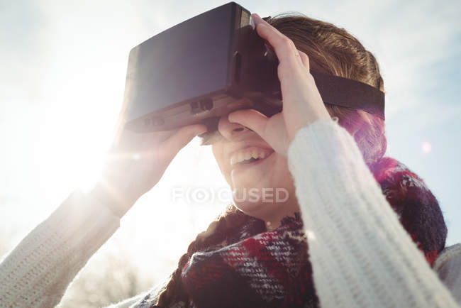 Primo piano della donna in inverno con auricolare VR — Foto stock