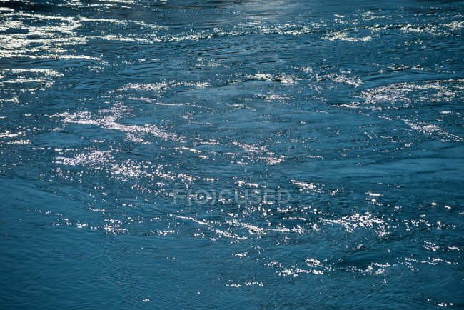 Vista panoramica della superficie dell'acqua del fiume alla luce del giorno — Foto stock