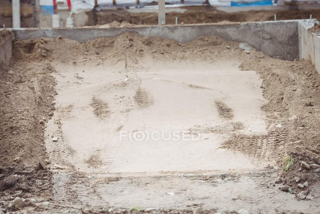 Выброшенная грязь на строительной площадке — стоковое фото