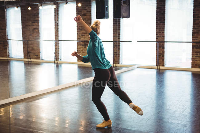 Woman practicing a dance in dance studio — Stock Photo