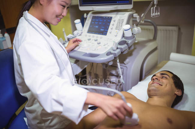 Paciente do sexo masculino recebendo uma ultrassonografia no peito — Fotografia de Stock