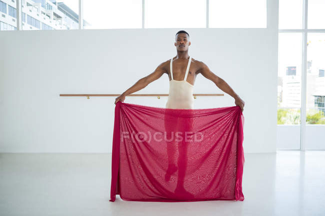 Portrait de ballerine pratiquant la danse de ballet en studio — Photo de stock