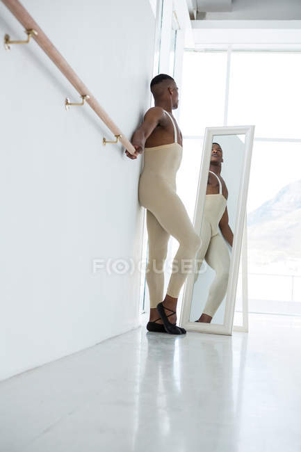 Ballerino debout devant le miroir dans le studio — Photo de stock