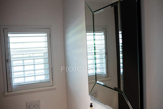 Banheiro vazio com lavatório manual em casa — Fotografia de Stock