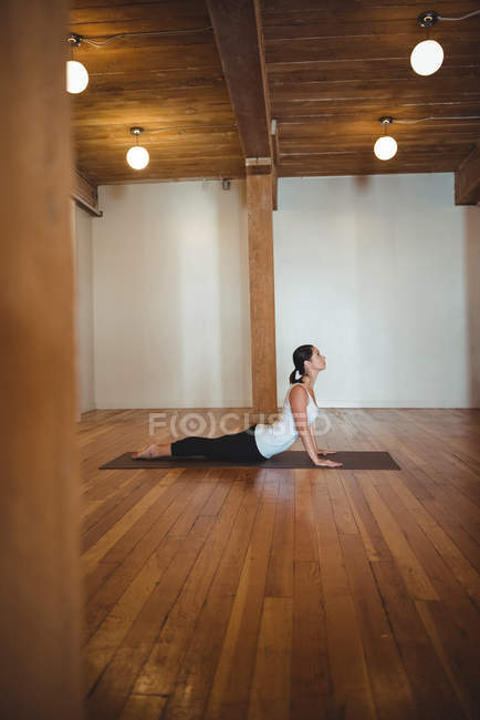 Взрослая женщина занимается йогой в фитнес-студии — стоковое фото