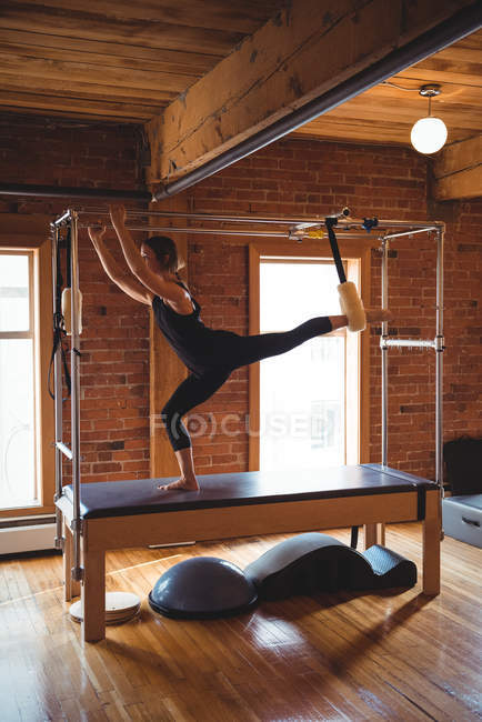 Сильна жінка практикує пілатес у фітнес-студії — стокове фото