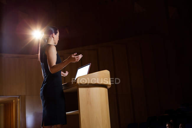 Femme cadre d'entreprise donnant un discours au centre de conférence — Photo de stock