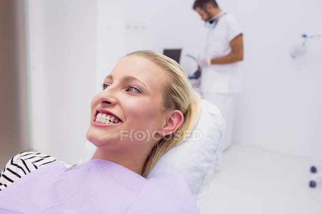 Mulher mostrando dentes brancos na clínica odontológica — Fotografia de Stock