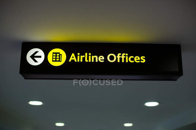 Nahaufnahme von Hinweisschildern am Flughafen — Stockfoto