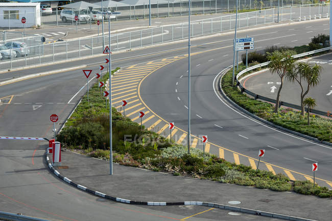 Estrada curva vazia no aeroporto — Fotografia de Stock